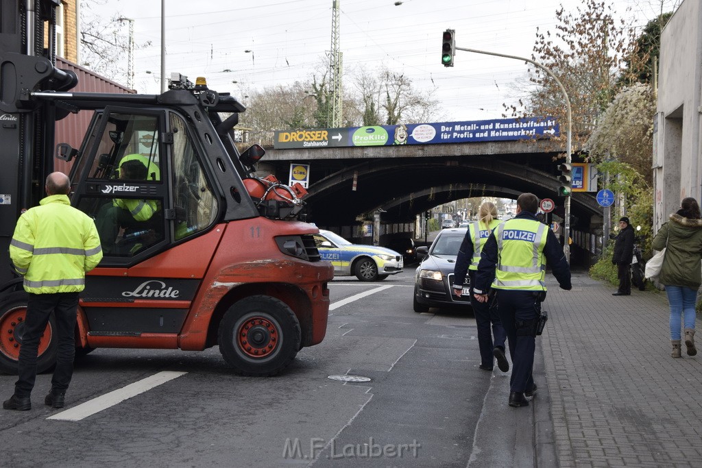 LKW gegen Bruecke wegen Rettungsgasse Koeln Muelheim P40.JPG - Miklos Laubert